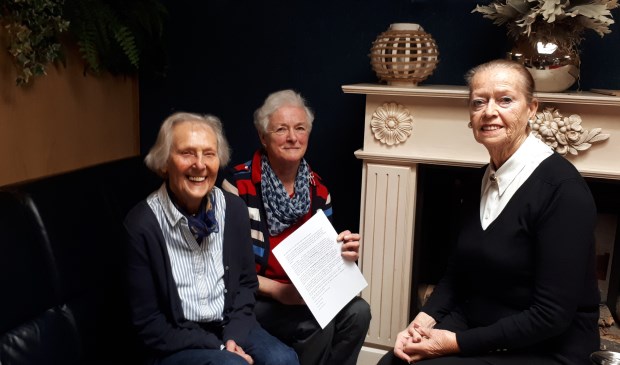 Tine Stolmeijer, Truus Beuks en Erdie Burema (vlnr.) hebben de verrassing voorbereid.