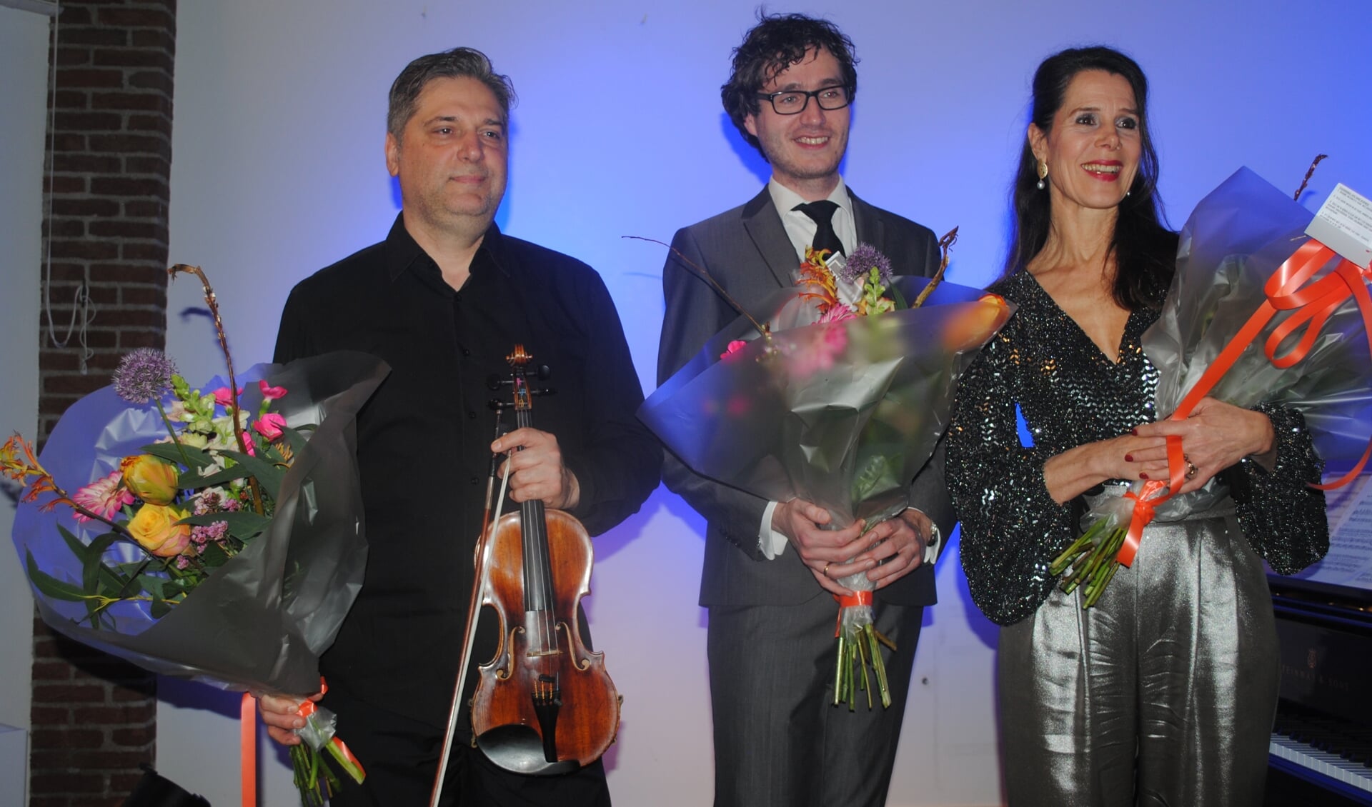 Een klaterend applaus voor, van links naar rechts: Robert Chekov, Wouter Harbers en gastsoliste Marianne Selleger