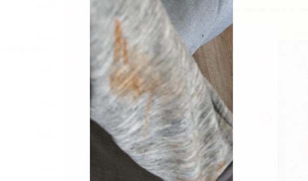 Het vloeistof op de kleding bij één van de mensen die eerste hulp verleende.