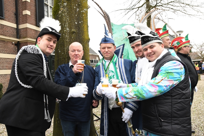 vlnr: Adjudant Martin , Burgemeester Ruud van Bennekom, Prins Albèr van Kikkerloo, President Polar en Prins Bright van Ojik