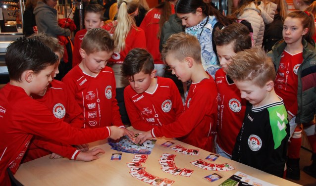 Er was direct veel interesse voor de voetbalplaatjes.