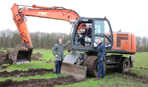 Van links naar rechts: Eric Diepstraten van Rijkswaterstaat, wethouder Wim Oosterwijk en de heer Van Wincoop.