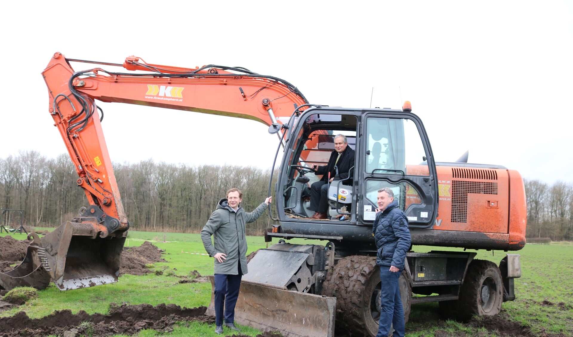 Van links naar rechts: Eric Diepstraten van Rijkswaterstaat, wethouder Wim Oosterwijk en de heer Van Wincoop.