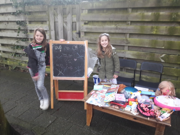 Cato en Nienke poseren voor met hun spullen