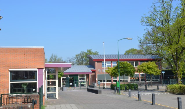 Links dorpshuis De Linde, op de achtergrond de Carolusschool die het in gebruik gaat nemen waardoor De Linde moet verhuizen.