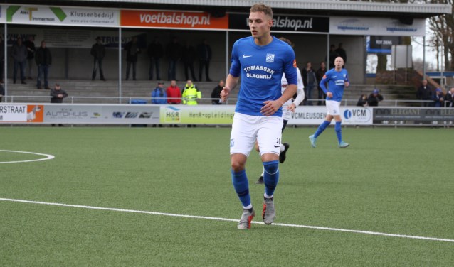 Rick van den Brink namens SDC Putten op het middenveld in actie tegen Swift (0-2).