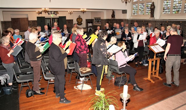 Tom Löwenthal (geheel rechts)l inspireert de deelnemers aan de vijfde MeerLieddag.
