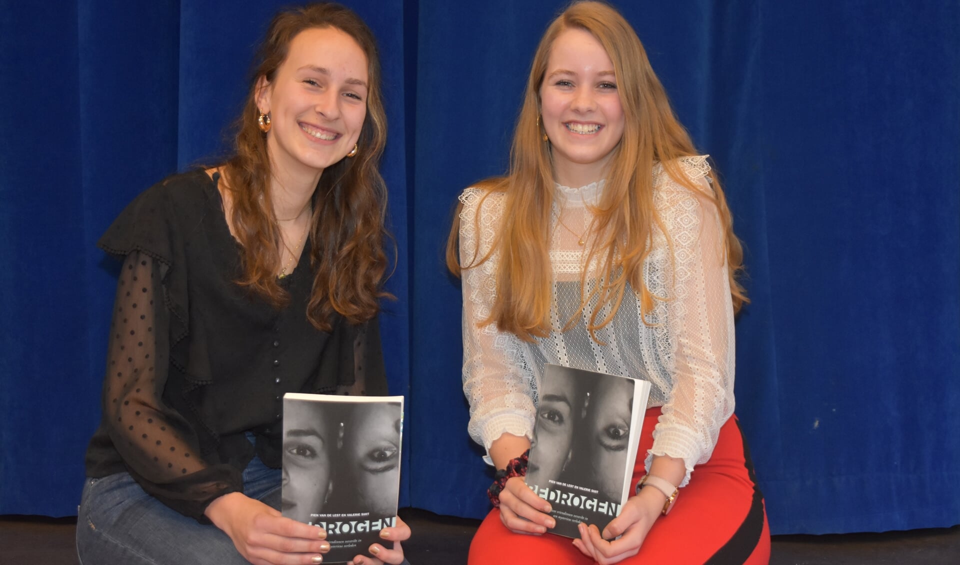 Beide schrijfsters met hun boek. Valerie Smit (rechts) uit Soesterberg en Pien van de Lest uit Zeist.