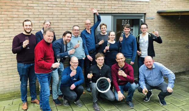 Alle dammers die een bijdrage leverden aan het kampioenschap en promotie. Rechts zittend DES Lunteren voorzitter Jaap Heij.