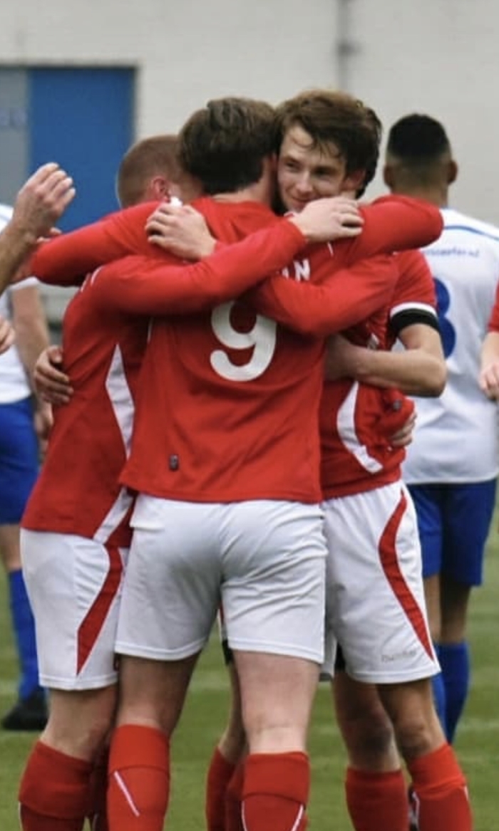 Doelpuntenmaker Epping wordt gefeliciteerd met zijn goal