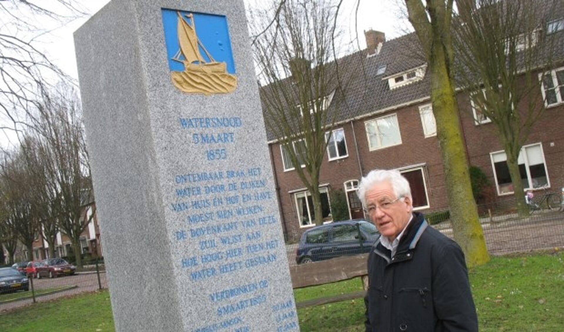 Gert van Wijk onthulde in maart 1955 het monument. Hier staat hij in 2011 bij de nieuwe zuil in het plantsoen aan de Stationssingel in Veenendaal die hij in 2005 opnieuw mocht onthullen. (Archieffoto: Martin Brink/DPG Media)