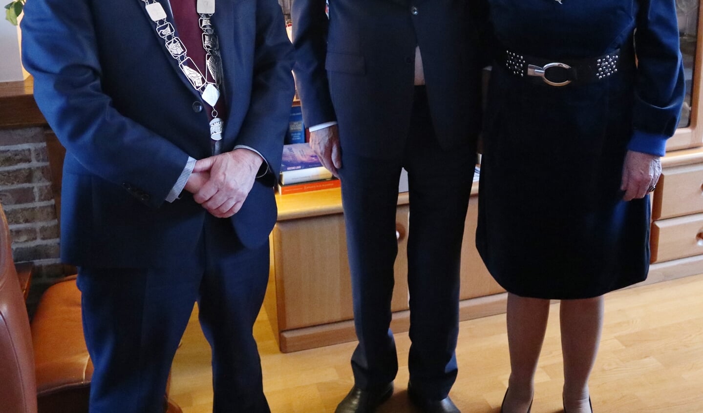 Burgemeester Ruud van Bennekom kwam het echtpaar maandag feliciteren