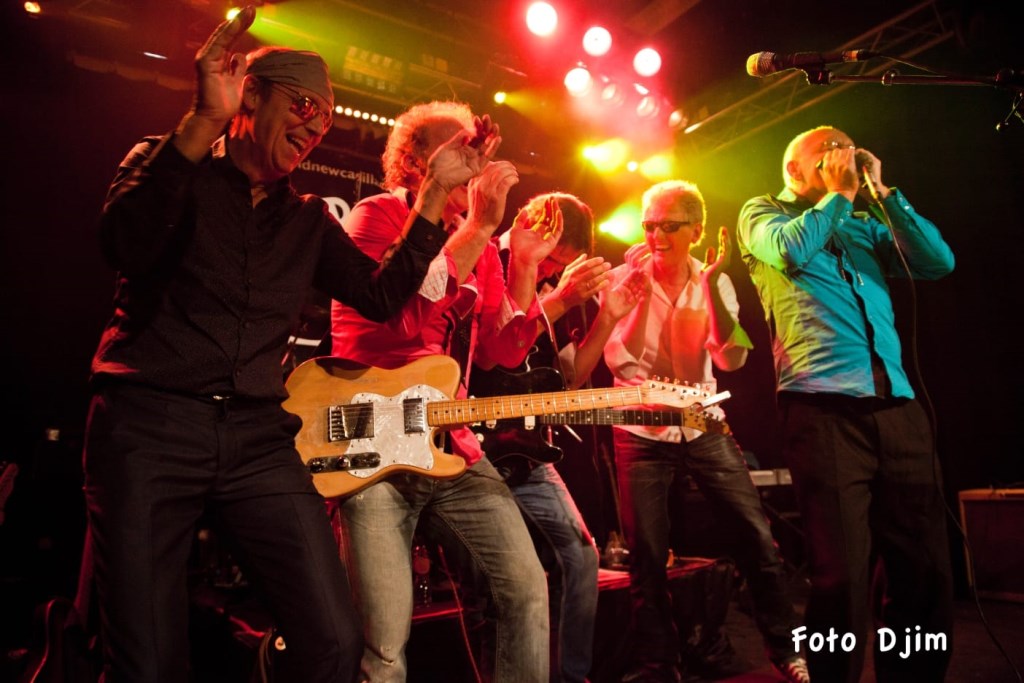 De band staat als één man achter Jan van der Horst die op mondharmonica een hartverscheurende solo laat horen.