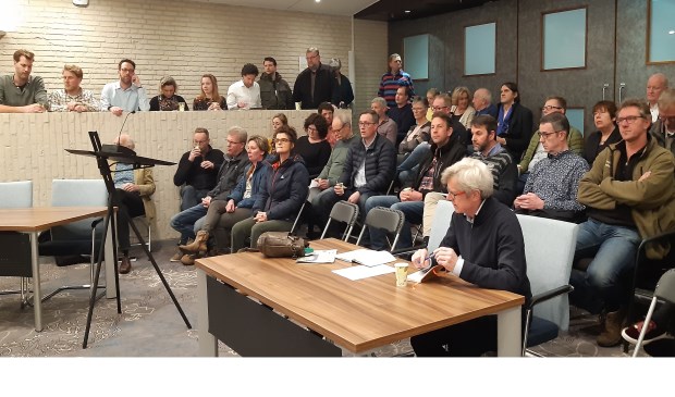 Een volle publieke tribune tijdens het Open Huis van 27 februari, met 9 insprekers