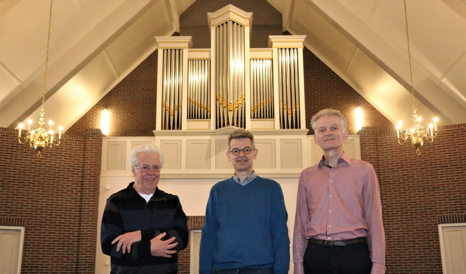 In de Sionskerk voor het orgel, van links naar rechts: Dries van Zomeren, Henk Nap en Arie Zwaan.