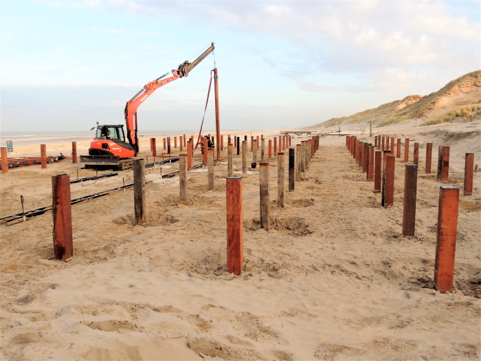 Lezersfoto Houten Palen Voor De Fundering Van Strandpaviljoen De