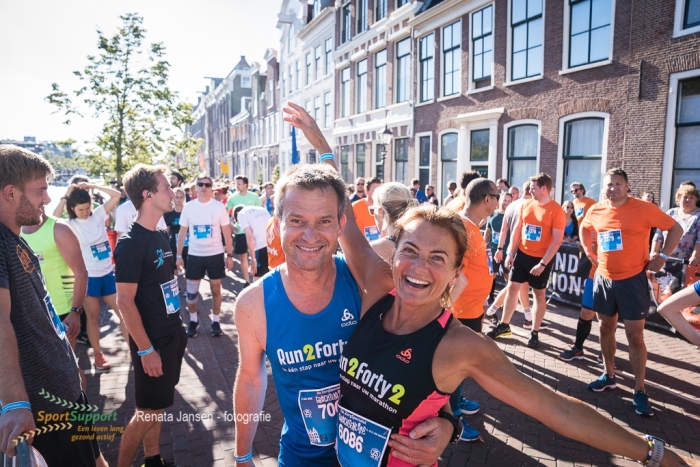 Enthousiaste deelnemers tijdens De ZorgSpecialist Grachtenloop