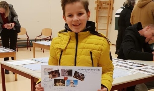 Midas Meppelink, leerling van CBS De Regenboog, laat trots zijn ontwerp van het schoolplein zien.