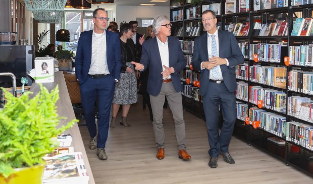 V.l.n.r. Wethouder Harke Dijksterhuis, Jan Blonk (oud-directeur HSN-scholen in Nijkerkerveen) en gedeputeerde Peter van ‘t Hoog (Provincie Gelderland)