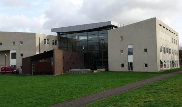 <p>De achterkant van het gemeentehuis, het bruine bakstenen deel is de raadszaal</p>