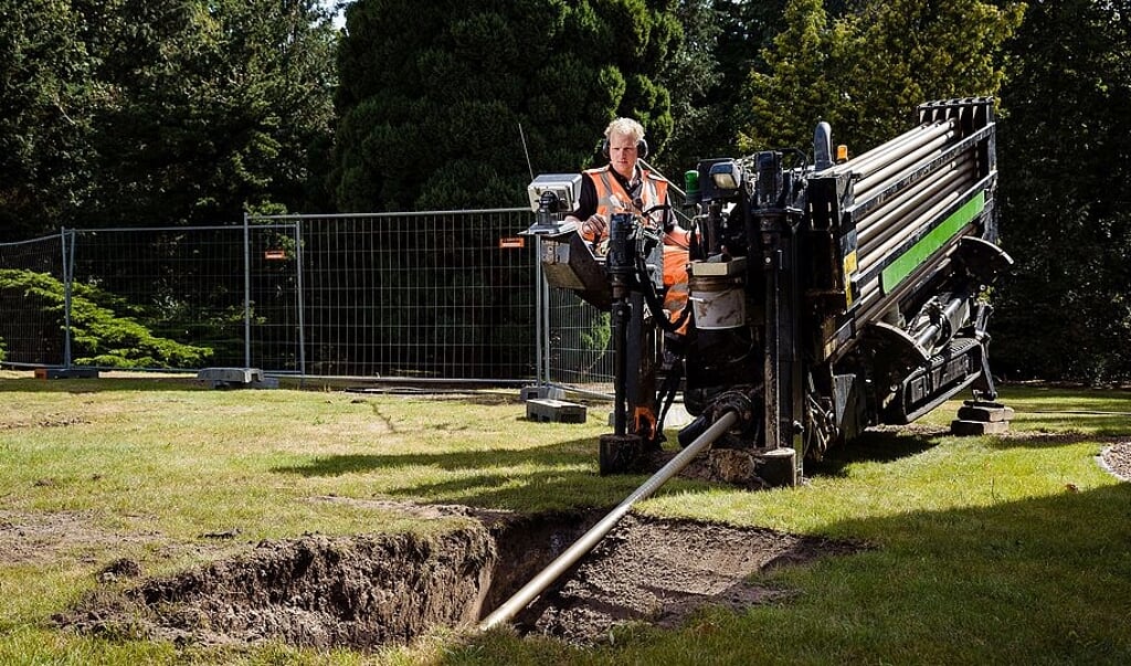 Gestuurde boring voor aanleg diepe drainage. De gemeente Barneveld laat op 3 maart een proefboring doen bij begraafplaats De Plantage. 