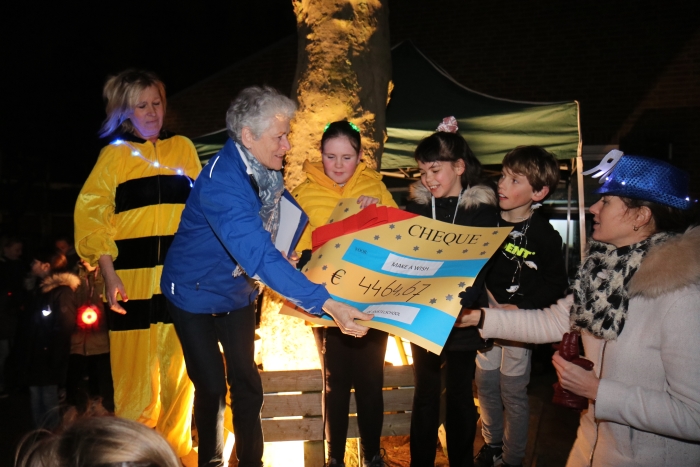 Babs de Leeuw van Make-A-Wish Nederland ontvangt de cheque uit handen van vertegenwoordigers van de Leerlingenraad.