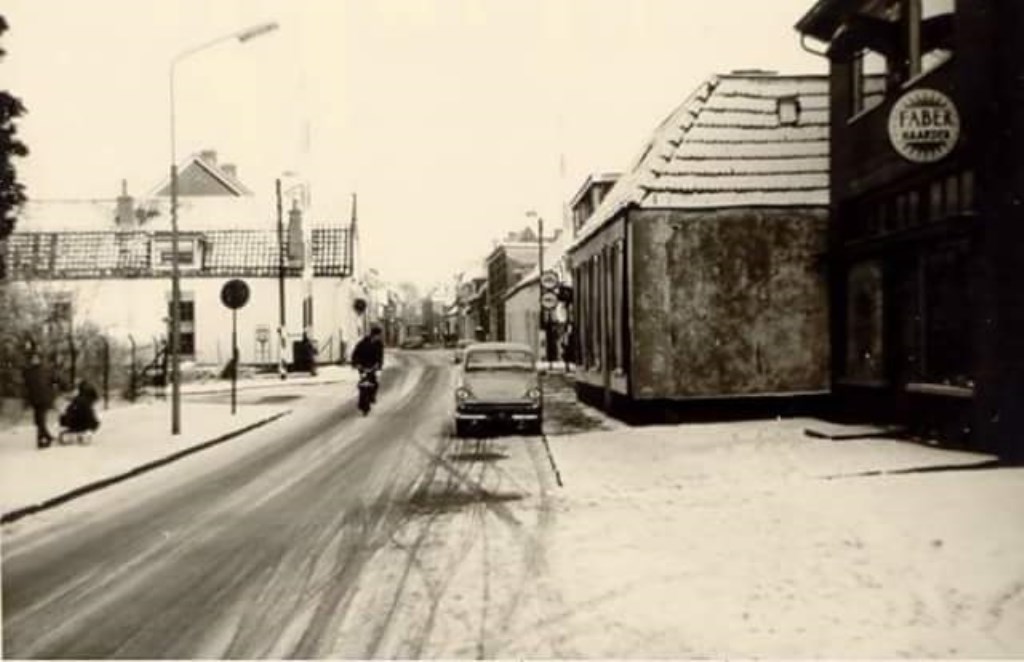Het langgerekte witte huis van de familie Karssenberg aan de Molenstraat in Ede, waar het in de column over gaat.