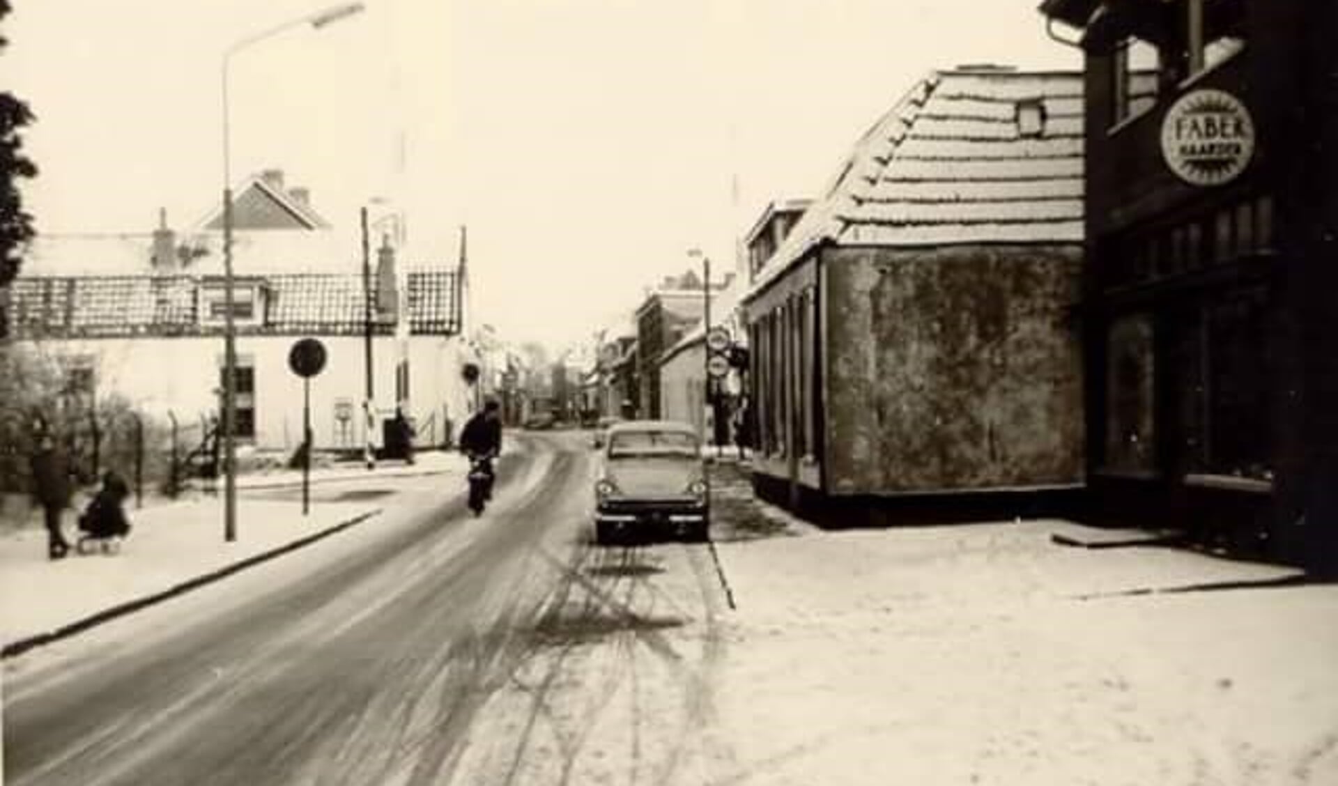 Het langgerekte witte huis van de familie Karssenberg aan de Molenstraat in Ede, waar het in de column over gaat.