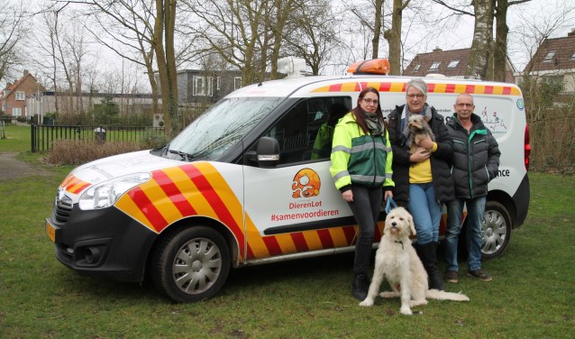 Jasmijn, Nash, Ursula en Peter bij de dierenambulance.