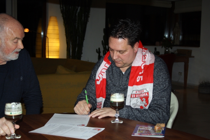 Harold Valkenburg (r) tekent onder goedkeurend oog van Voorzitter Wijbe Douma het contract.