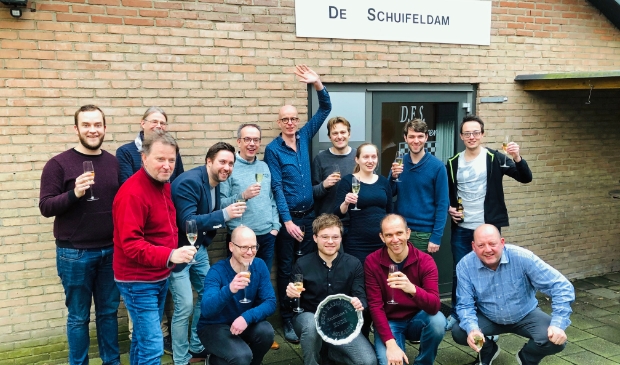 <p>DES Lunteren speler Stijn Overeem (tweede van links zittend) kon weer juichen met zijn damclub.</p>