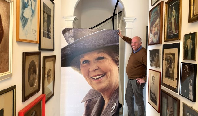 Hans Hoekzema met een enorme prinses Beatrix in de hal van Buitenzorg.