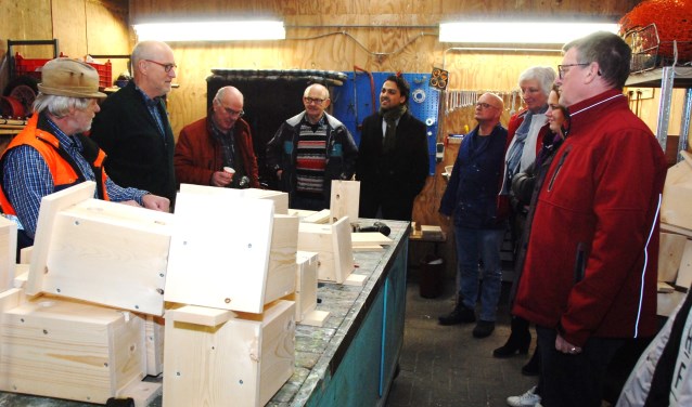 Raadslid Kees Eskes richt zich tot de aanwezigen rond het project van de nestkastjes.
