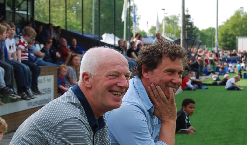 Henk van Asch (links) met zijn Baarnse trainerscollega Peter Visee .
