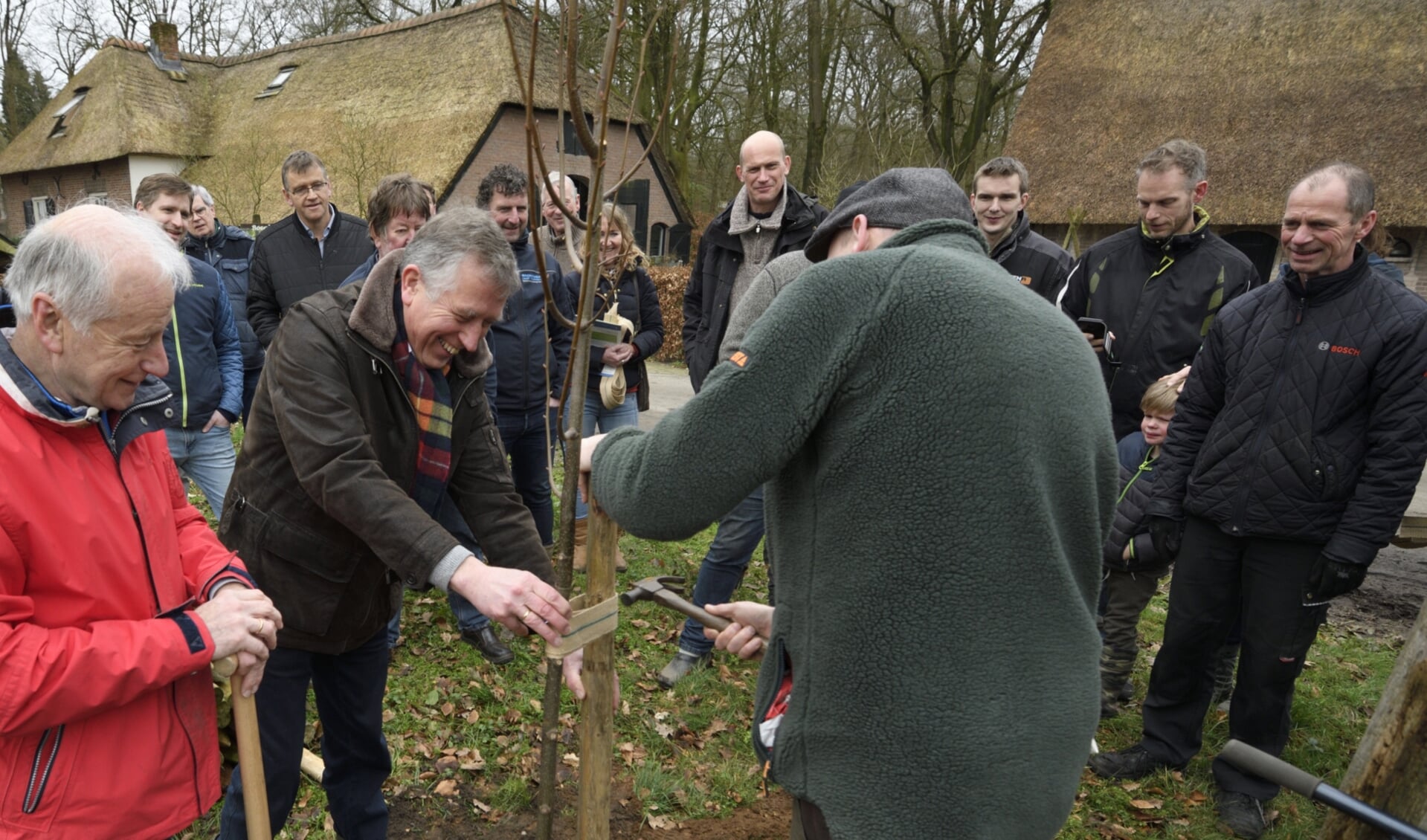 Plaatselijk Belang Garderen en SLG planten samen de eerste boom op het terrein van Boerderij het Molentje, samen met wethouder Aart de Kruijf (midden). 