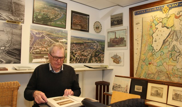 Hein Buijs in de tijdelijke vergaderruimte. "Hopelijk kunnen we snel terug naar het oude raadhuis van Halfweg."