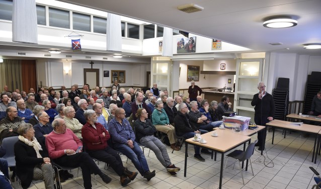 Vol Gildehuis bij de lezing van René van Hal over het openbaar vervoer in Soest.