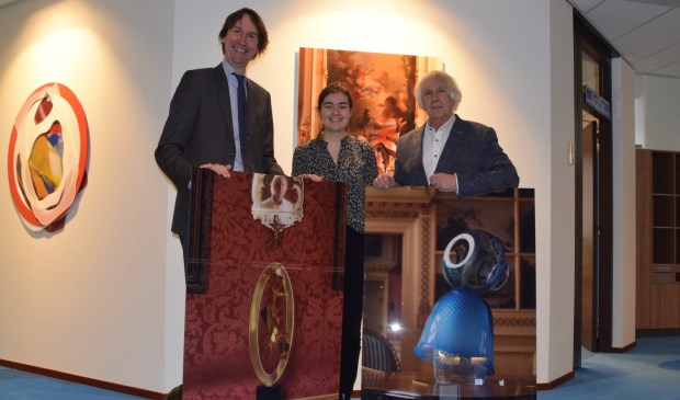 Wethouder Herbert Raat, beleidsadviseur Fleur Albers en kunstenaar Jan Verschoor.