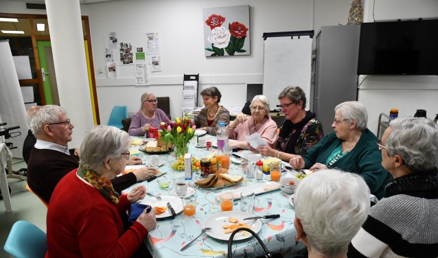 Gezellig samen lunchen en aansluitend spelletjes doen.