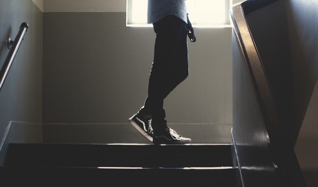 Man in trappenhuis (niet de dader).