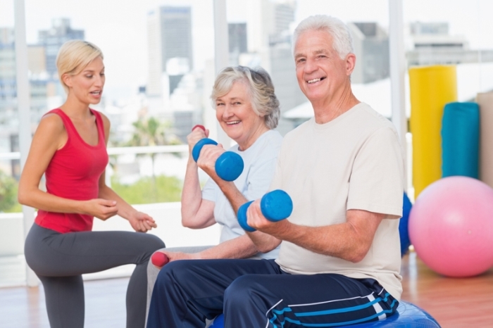 Enthousiaste mensen aan het fitnessen