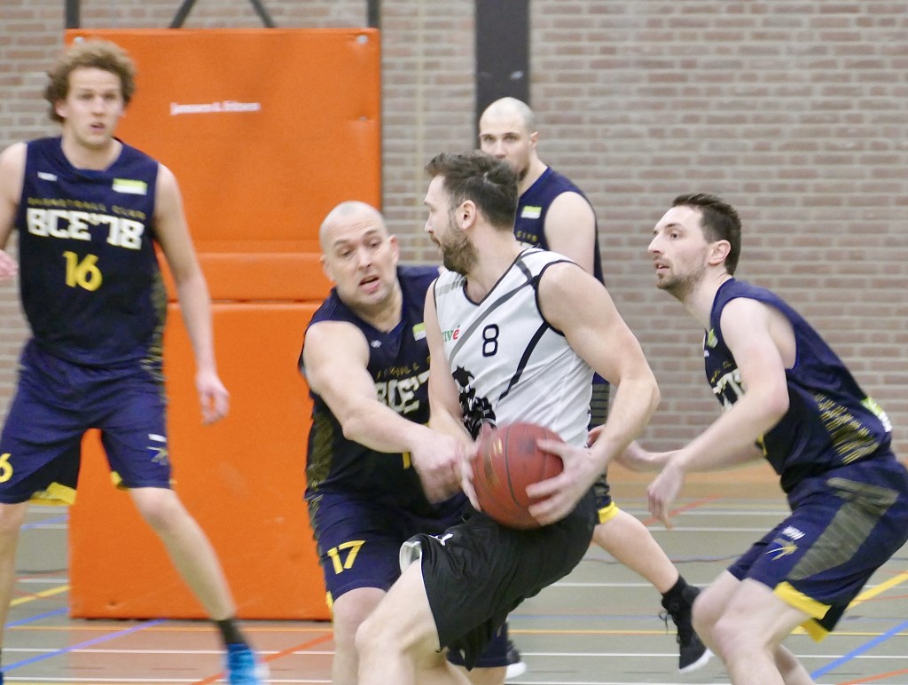 Michel van den Hoven (17) in de defense