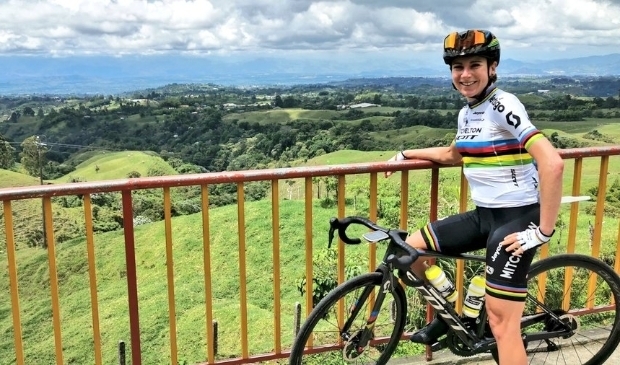 Annemiek van Vleuten bereidde zich wekenlang op het nieuwe wielerseizoen voor in Colombia. En met succes. Zaterdag won ze direct haar eerste wedstrijd, de Omloop Het Nieuwsblad