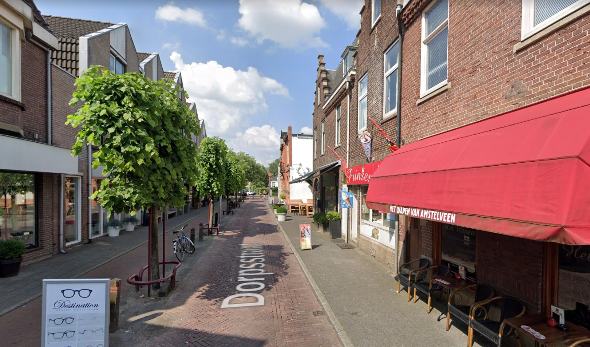Dit deel van de Dorpsstraat tussen café Het Wapen tot aan Museum JAN zou in de plannen afgesloten worden voor verkeer.