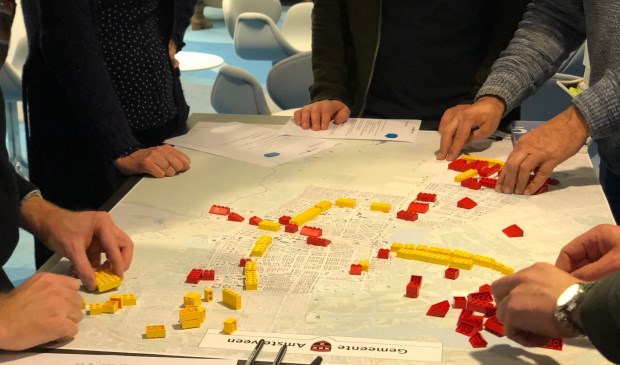 Met behulp van de kaart van Amstelveen en bouwstenen gingen de deelnemers aan de gespreksavond aan de slag om te kijken waar grote aantallen zonnepanelen geplaatst kunnen worden.'