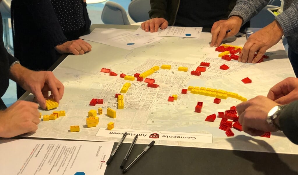 Met behulp van de kaart van Amstelveen en bouwstenen gingen de deelnemers aan de gespreksavond aan de slag om te kijken waar grote aantallen zonnepanelen geplaatst kunnen worden.'