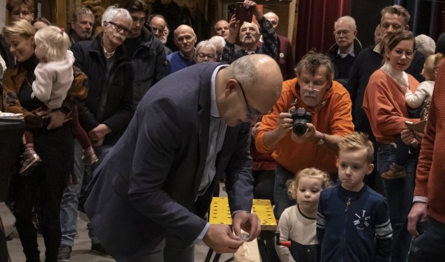 De burgemeester van Altena legt de munt in de kiel.