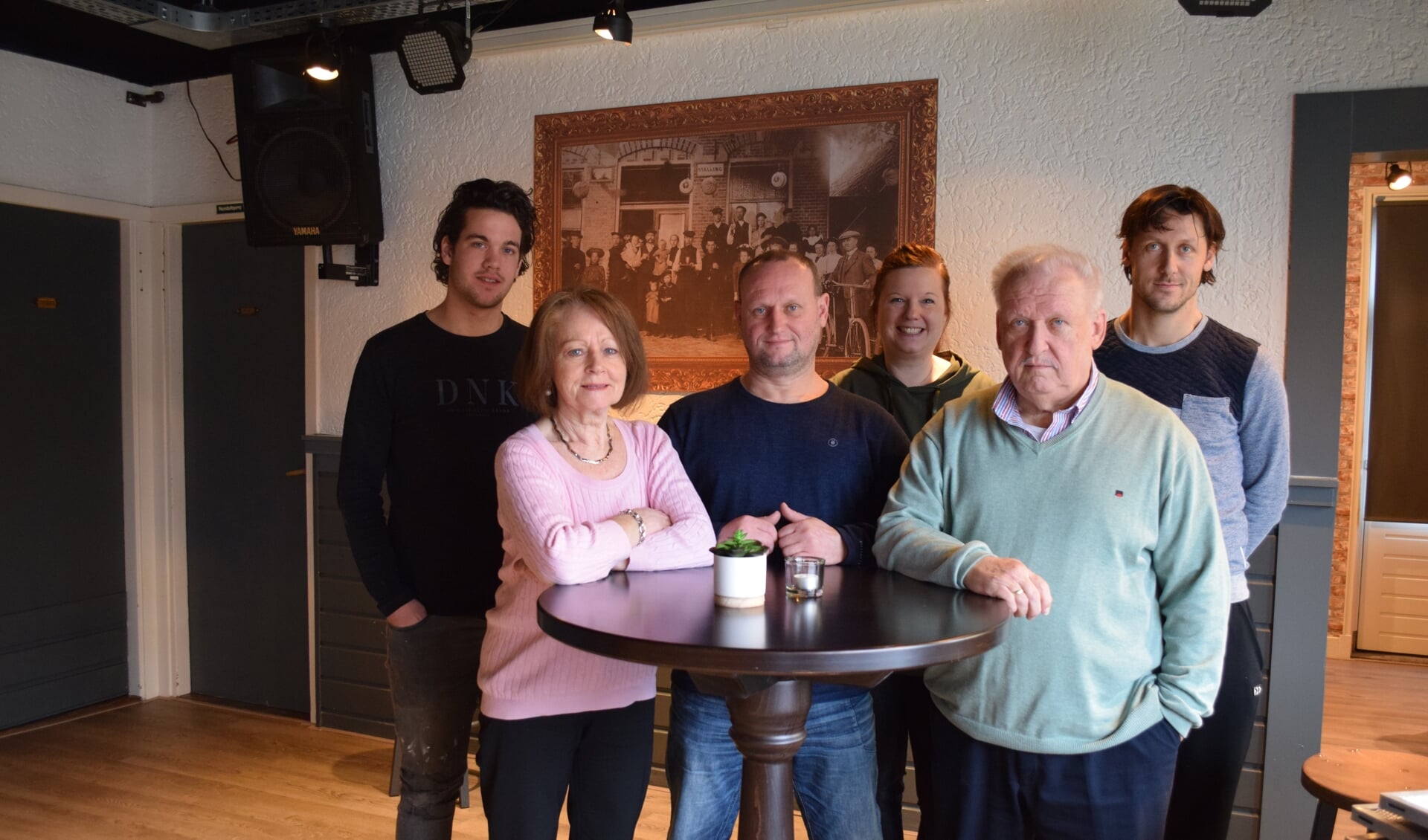 Van links naar rechts Duke van Essen, Greet Vink, Berry Vink, Bianca Vink, Cees Vink en Henk van Essen. Café De Zwaan is overgegaan in café Bar Gezellig.