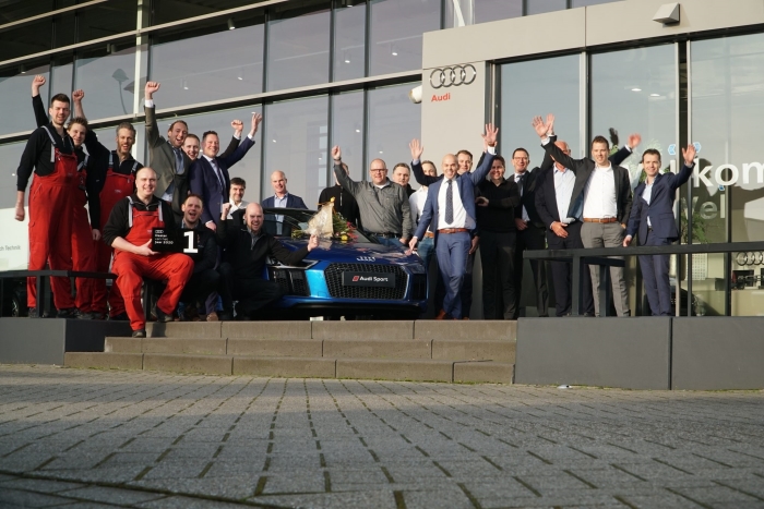 Auto Flevo Audi medewerkers met de gewonnen prijs