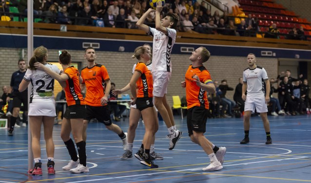 A-junior Jarin Bruinekreeft wist bij zijn basisdebuut voor De Meeuwen zeven keer te scoren in de derby tegen Unitas.